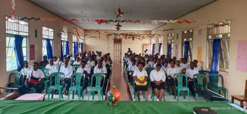 Para jemaat saat menjalani pelatihan dan seminar Klasis GKI Biak Numfor pada Jumat (16/4). [Foto: Frans Krey]