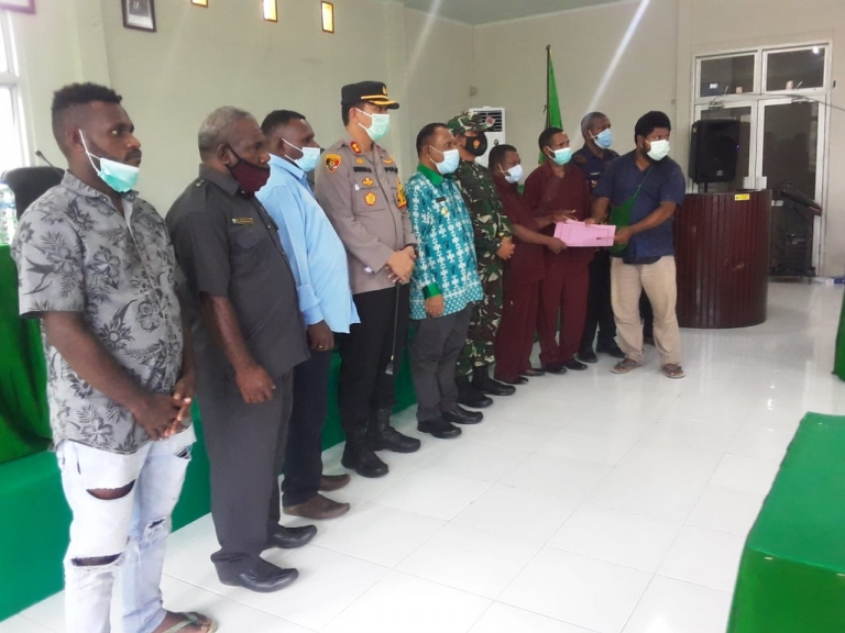 Ketua DPRD Tambrauw, Cosmos Baru saat menerima aspirasi dan pernyataan sikap warga yang diwakilkan oleh Yohanis Mambrasar di Kantor DPR Kabupaten Tambrauw, Kamis (15/4). [Foto: Yohanis Mambrasar]