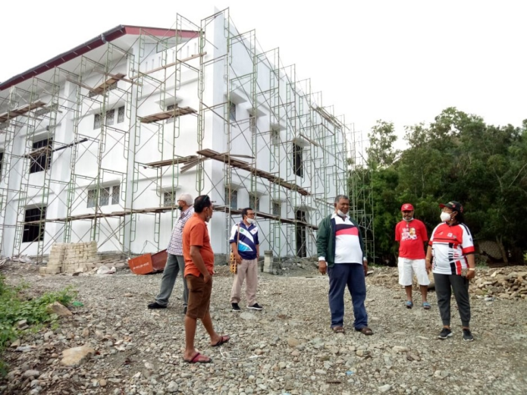 Ketua Pengurus Provinsi Panahan Indonesia (Pengprov Perpani) Papua bersama Wakil Ketua Perpani Papua saat meninjau venue Panahan dan asrama atlet di kawasan Stadion Lukas Enembe. [Foto: Diskominfo Papua]