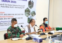 Kepala Biro Administrasi Pimpinan Setda Provinsi NTT, Dr. Marius Ardu Jelamu, M.Si dalam keterangan pers di Pos Komando Tanggap Darurat Bencana Alam Siklon Tropis Seroja Provinsi NTT (Aula El Tari) pada Jumat 16 April 2021. [Foto: @Biroadministrasipimpinanntt]