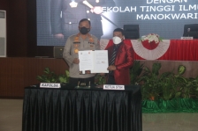 Kapolda Papua Barat Irjen Pol Tornagogo Sihombing dan Ketua Sekolah Tinggi Ilmu Hukum (STIH) Manokwari, Dr. Filep Wamafma, SH., M.Hum melakukan MoU pada Senin (19/4). [Foto: WRP]