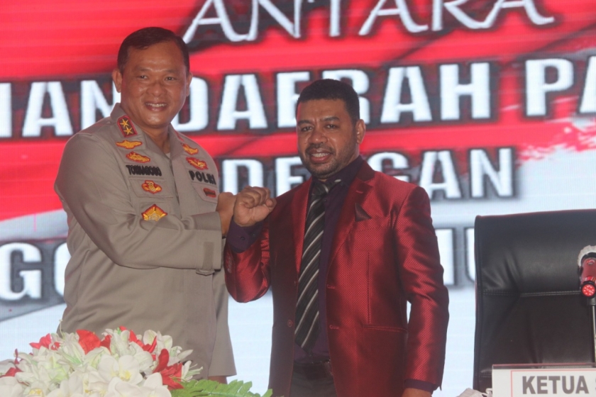 Kapolda Papua Barat Irjen Pol Tornagogo Sihombing dan Ketua Sekolah Tinggi Ilmu Hukum (STIH) Manokwari, Dr. Filep Wamafma, SH., M.Hum saat melakukan MoU pada Senin (19/4). [Foto: WRP]