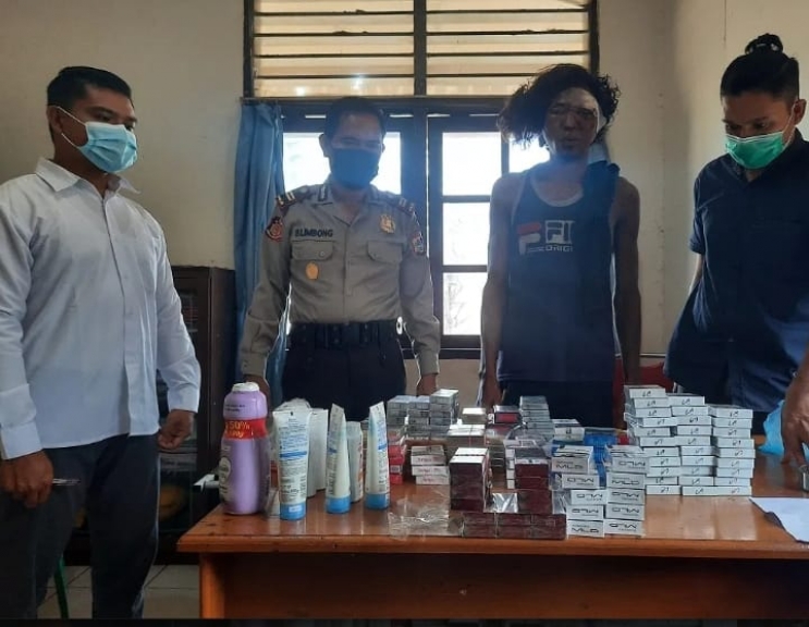 Pelaku pencurian di Manokwari diamankan polisi beserta barang bukti. [Foto: JP/Rolly]