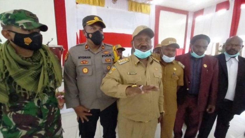 Bupati Puncak Willem Wandik serta seluruh unsur pemerintahan dan aparat Puncak Papua gelar rapat bahas KKB di Kabupaten Puncak, Selasa (20/4/2021) bertempat di Aula Negelar Pemda Puncak, Kamp. Kimak, Distrik Ilaga, Kab. Puncak. [Foto: istimewa]