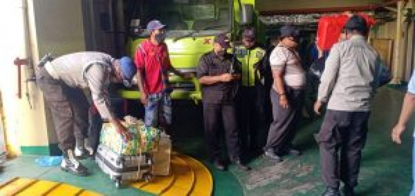 Polisi Gagalkan Ratusan Liter Miras Lokal Asal Ambon Masuk di Pelabuhan Jayapura. [Foto: Humas Polresta Jayapura Kota]