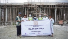 Penyerahan Bantuan Kepada Masjid Al-Ikhlas Desa Akegalu oleh PT. Harita. [Foto: ST]