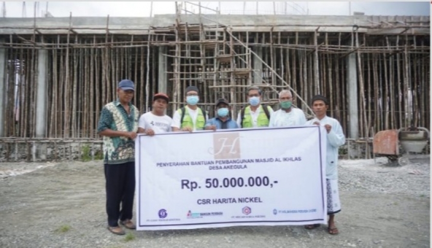 Penyerahan Bantuan Kepada Masjid Al-Ikhlas Desa Akegalu oleh PT. Harita. [Foto: ST]