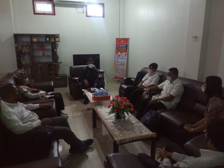 Tim LLDIKTI Wilayah XIV Papua dan Papua Barat saat menemui Ketua STIH Manokwari, Selasa (20/4). [foto: JP/WRP]