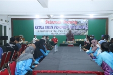Peninjauan dan pengarahan Kapolda Papua Irjen Pol Mathius D. Fakhiri, S.I.K. selaku Ketua PBVSI Provinsi Papua kepada atlet Voli Indoor Putra Putri Papua, Kamis (22/04). [Foto: Humas Polri]