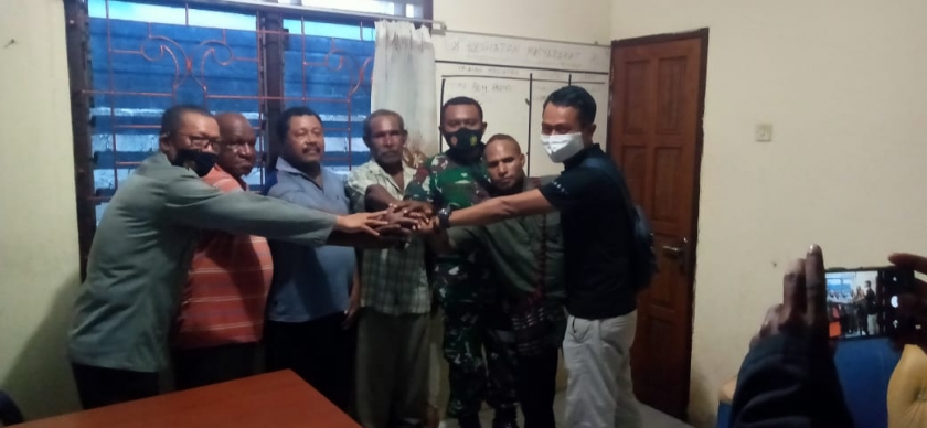 Pertemuan awal terkait insiden pembunuhan di Mulyono yang dilaksanakan secara adat dan damai antara kedua pihak baik keluarga korban dan pelaku pada Sabtu (24/4). [Foto: JP/Rolly]