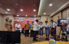 Sekda Dance saat memberikan beasiswa kepada para siswa di Papua. [Foto: Pemprov Papua]