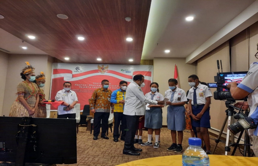 Sekda Dance saat memberikan beasiswa kepada para siswa di Papua. [Foto: Pemprov Papua]