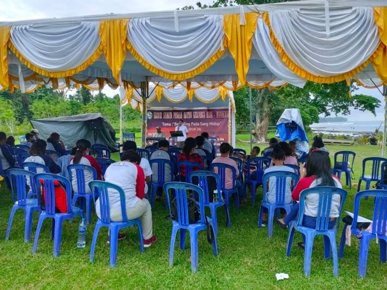 Ikatan Keluarga Hasa Gelar Ibadah Paskah Penuh Khidmat pada Minggu (25/4). [Foto: JP/Rolly]