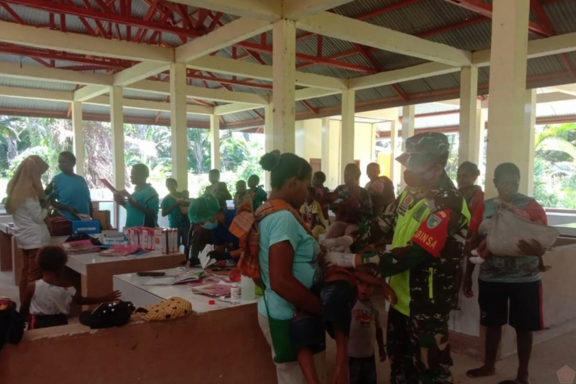 Wujudkan Balita Sehat di Papua, Babinsa Merauke Bantu Posyandu pada Jumat (23/4). [Foto: TNI]