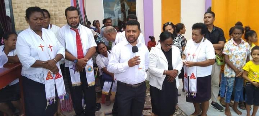 Anggota DPD RI, Dr. Filep Wamafma,SH., M.Hum menyerahkan mimbar dan seperangkat sarana penunjang ibadah di gedung gereja baru GKI Ahmeta di Kenari Tinggi, Klasis Manokwari, Minggu (25/4). 