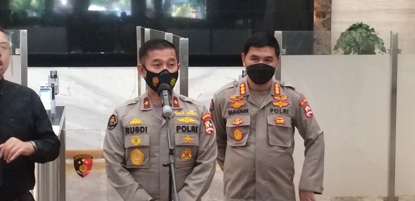 Karo Penmas Divisi Humas Polri Brigjen Rusdi Hartono saat memberikan keterangan kepada wartawan, di Bareskrim Polri, Senin (26/4/2021). [Foto: Humas Polri]