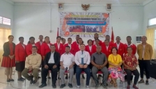 Pengurus Mahasiswa Kristen (PMK) STIH periode 2021-2022 bersama ketua dan dosen STIH Manokwari. [Foto: JP/WRP]