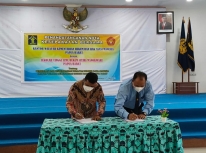 Kepala Kanwil Kemenkumham Papua Barat dan ketua STIH Manokwari saat teken MoU, Selasa (27/4). 