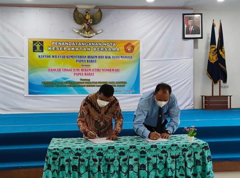 Kepala Kanwil Kemenkumham Papua Barat dan ketua STIH Manokwari saat teken MoU, Selasa (27/4). 