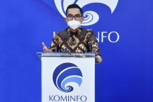 Juru Bicara Kementerian Kominfo, Dedy Permadi dalam Konferensi Pers virtual dari Media Center Kantor Kementerian Kominfo, Jakarta, Senin (26/04/2021). [Foto: AYH]