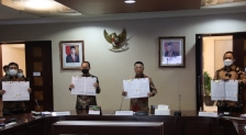 Penandatanganan Nota Kesepahaman Penyelenggaraan Festival HAM 2021 di Kota Semarang bertempat di Kantor Staf Presiden, Jakarta Rabu (28/4/2021). [Foto: Komnas HAM RI]