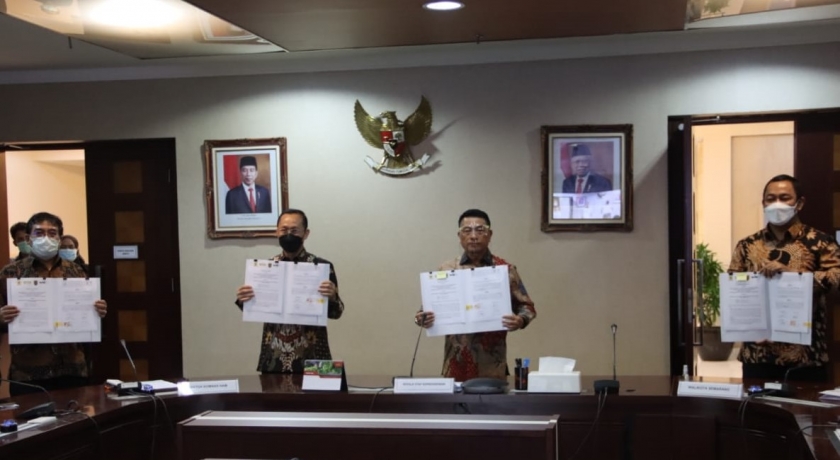 Penandatanganan Nota Kesepahaman Penyelenggaraan Festival HAM 2021 di Kota Semarang bertempat di Kantor Staf Presiden, Jakarta Rabu (28/4/2021). [Foto: Komnas HAM RI]