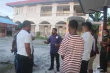 Diskusi Filep Wamafma bersama pemuda sanggeng Manokwari. [Foto: WRP]