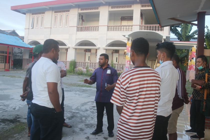 Diskusi Filep Wamafma bersama pemuda sanggeng Manokwari. [Foto: WRP]