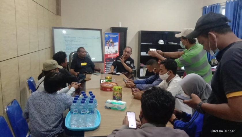 Jumpa Pers Direktur Perusda terkait rencana pemalangan Bandara Babo. [Foto: JP/MW]