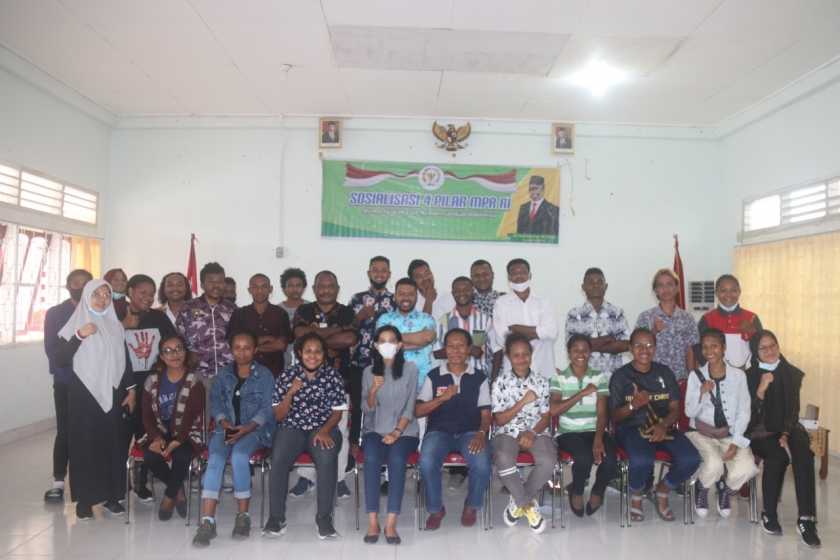 Ketua STIH Manokwari, Dr. Filep Wamafma, SH., M.Hum  bersama para mahasiswa penerima beasiswa. [Foto: Humas STIH]