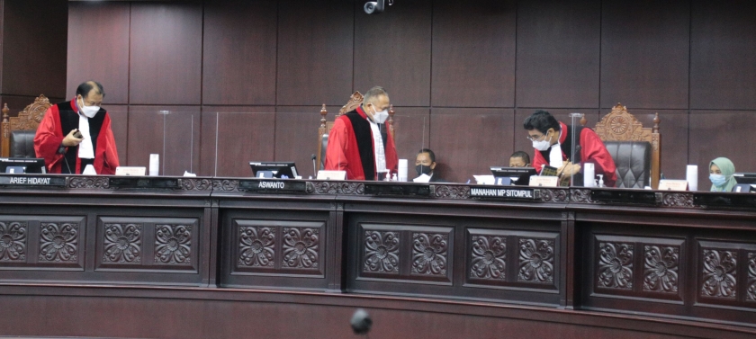 Majelis Hakim Konstitusi yang dipimpin Wakil Ketua MK, Aswanto meninggalkan ruang persidangan usai memeriksa perbaikan permohonan Federasi Serikat Pekerja Kimia, Energi, dan Pertambangan Serikat Pekerja Seluruh Indonesia dan 661 pemohon perorangan, dalam pengujian sejumlah pasal UU Cipta Kerja, Senin, (03/05/2021). [Foto: Ilham]