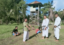 TNI Latih Beladiri Karate Bagi Anak-Anak di Perbatasan Papua. [Foto: TNI]