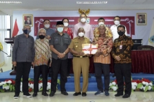 Pansus Otsus Papua menerima dokumen masukan terkait revisi UU Otsus Papua dari Gubernur Papua Barat. [Foto: Sofyan/sf]