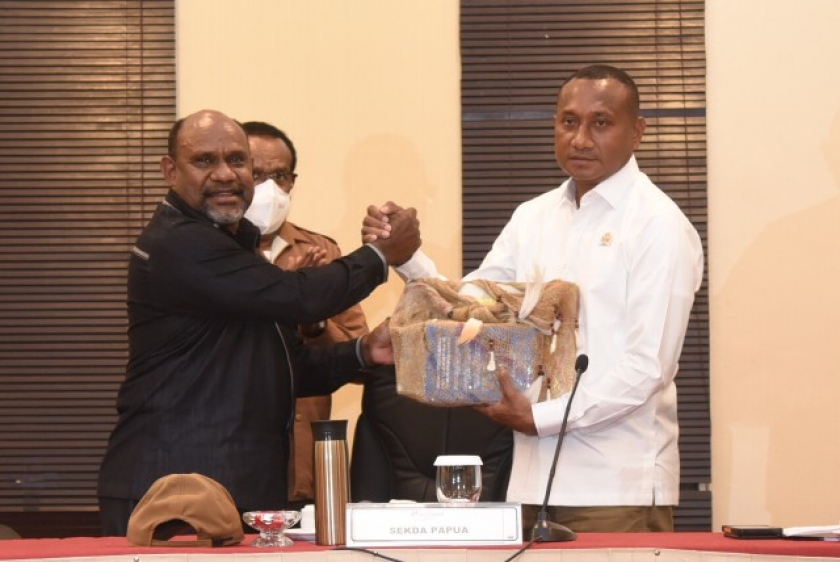 Ketua Tim Kunjungan Kerja Pansus DPR RI RUU tentang Perubahan Kedua UU 21 Tahun 2001 tentang Otonomi Khusus Bagi Provinsi Papua Yan Permenas Mandenas dalam pertemuan dengan Gubernur Papua (diwakili Sekda) di Jayapura. [Foto: DPR RI/Oji/nvl]