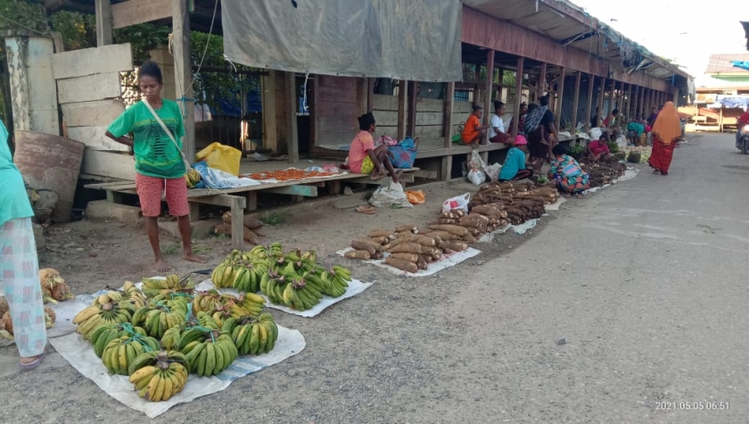 Berjualan Beralas Karung, Mama Papua Harap Tempati Lapak yang Layak di Bintuni. [Foto: JP/MW]