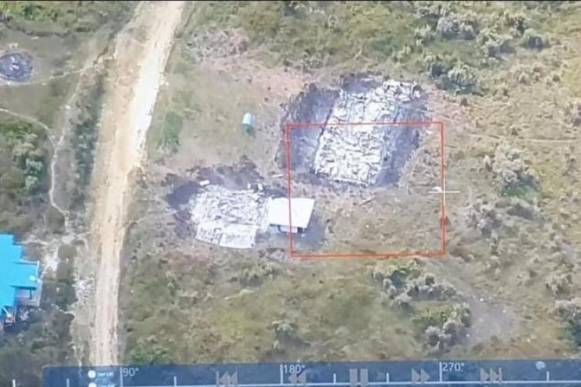 Tampak bangunan SD Mayuberi yang telah hangus dibakar oleh KKB pada Minggu (2/5) malam hingga Senin (3/5) malam, Puncak Papua. [Foto: Dok Satgas Nemangkawi]