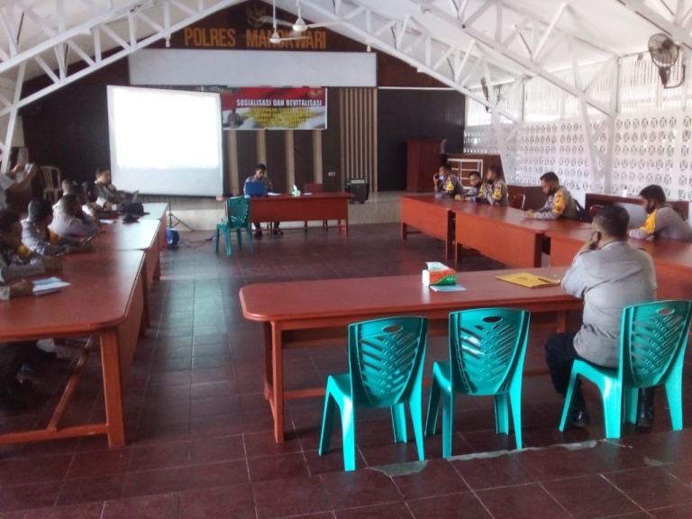 Binmas Polres Manokwari Sosialisasikan Binmas Online System bagi Bhabinkamtibmas. [Foto: JP/Rolly]