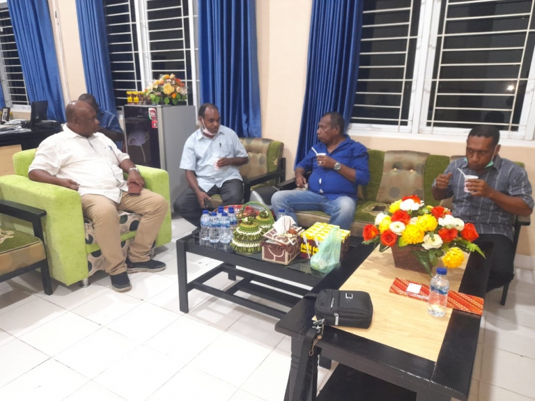 Direktur Perusda Bintuni Maju Mandiri Gelar Buka Bersama Wartawan. [Foto: JP/MW]