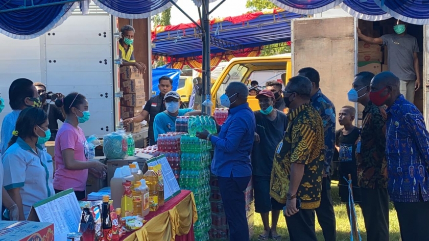 Sediakan Bahan Pokok Terjangkau, Pemprov Papua Barat Gelar Pasar Murah pada Kamis (6/5). [Foto: JP/Rolly]
