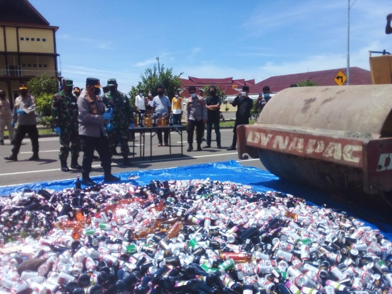 Operasi Pekat Mansinam Polda Papua Barat Musnahkan Ribuan Miras. [Foto: JP/Rolly]