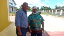 Direktur Perusda Bintuni Maju Mandiri, Max Samaduda, S.Sos  bersama Kepala Dinas Perindakop Kabupaten Teluk Bintuni, Paulus Bandi pada Jumat (7/5). [Foto: JP/MW]