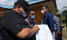 Anggota Bawaslu Rahmat Bagja mengecek daftar pemilih tetap dalam PSU Pilbup Yalimo 2020, Rabu (5/5/2021). [foto: Humas Bawaslu RI]