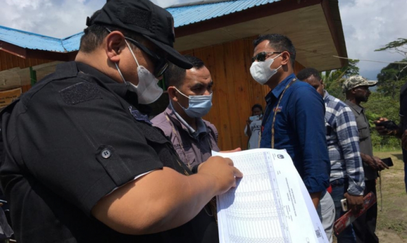 Anggota Bawaslu Rahmat Bagja mengecek daftar pemilih tetap dalam PSU Pilbup Yalimo 2020, Rabu (5/5/2021). [foto: Humas Bawaslu RI]