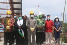 Senator Filep Dampingi Gubernur Mandacan dan Bupati Hermus Indou Paku Seng GKI Bahtera (7/5).