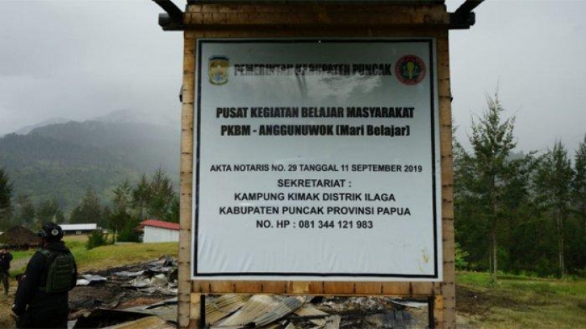 Rumah yang Dibakar KKB adalah Pusat Kegiatan Belajar Masyarakat (PKBM). [Foto: Antara/Satgas Nemangkawi]