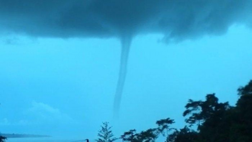 Fenomena waterspout di Manokwari, Papua Barat, Sabtu (8/5). [Foto: ist]