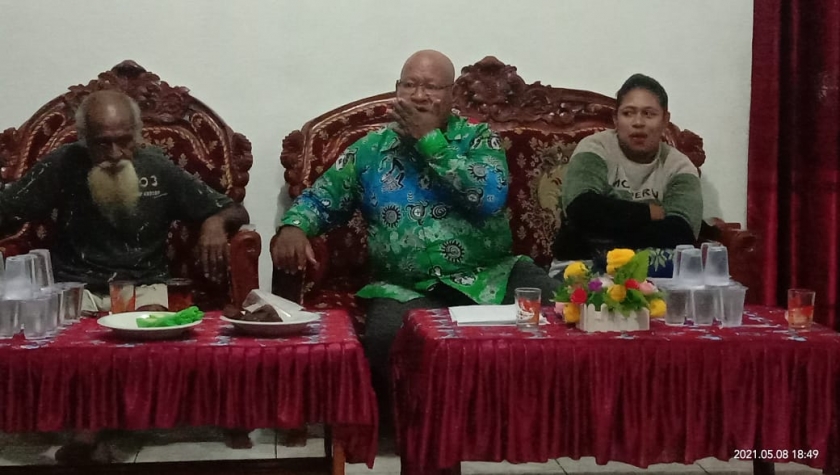 Rapat koordinasi Keluarga Besar Marga Waney pada Sabtu (8/5) di Kediaman Bapak Mecu Waney selaku Tua Marga. [Foto: JP/MW]