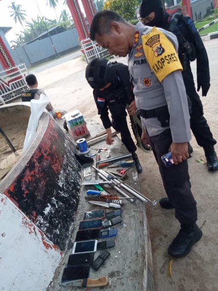 Timsus Rajawali dan Brimob Amankan puluhan HP dan Senjata tajam di Lapas klas II B Merauke. [Foto: Humas Polri]