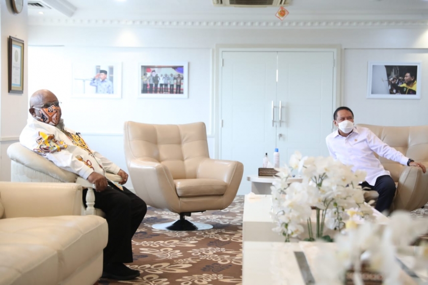 Menpora RI Zainudin Amali saat menerima kunjungan Wakil Gubernur Papua Klemen Tinal di ruang kerjanya di Kemenpora, Jakarta Pusat, Selasa (11/5). [Foto: raiky/kemenpora]