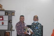 Tokoh Masyarakat Adat Suku Mpur Terima Buku dari Senator Filep Wamafma. [Foto: WRP]